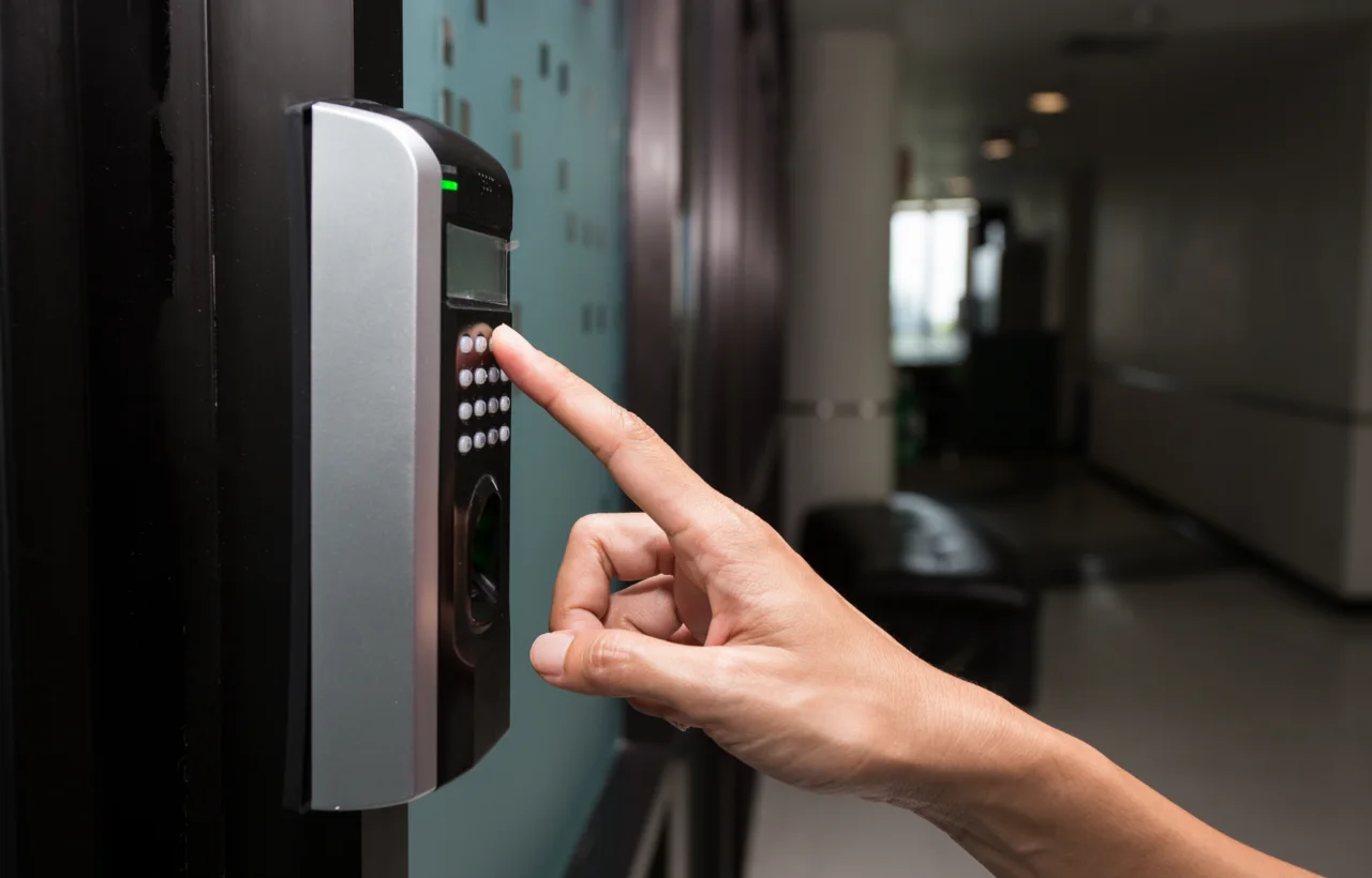 Leitor e teclado de controle de acesso em porta